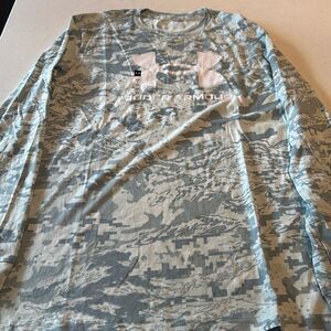 Under Armour men’s small shirt new with tag green colors nice design light.